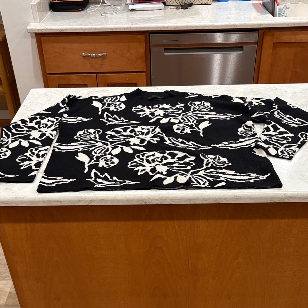 Cyrus Women’s large Black and White Floral Sweater